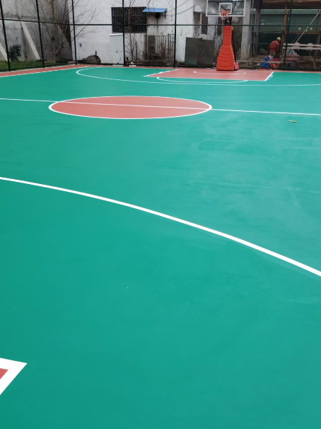 始兴 球场长期使用易出现地面开裂